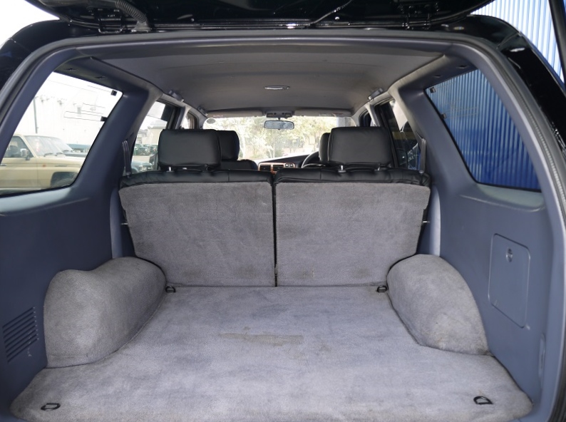 荷室スペースも広々綺麗です！