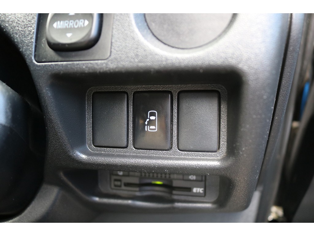 メーカーオプションのパワースライドドア装備です！