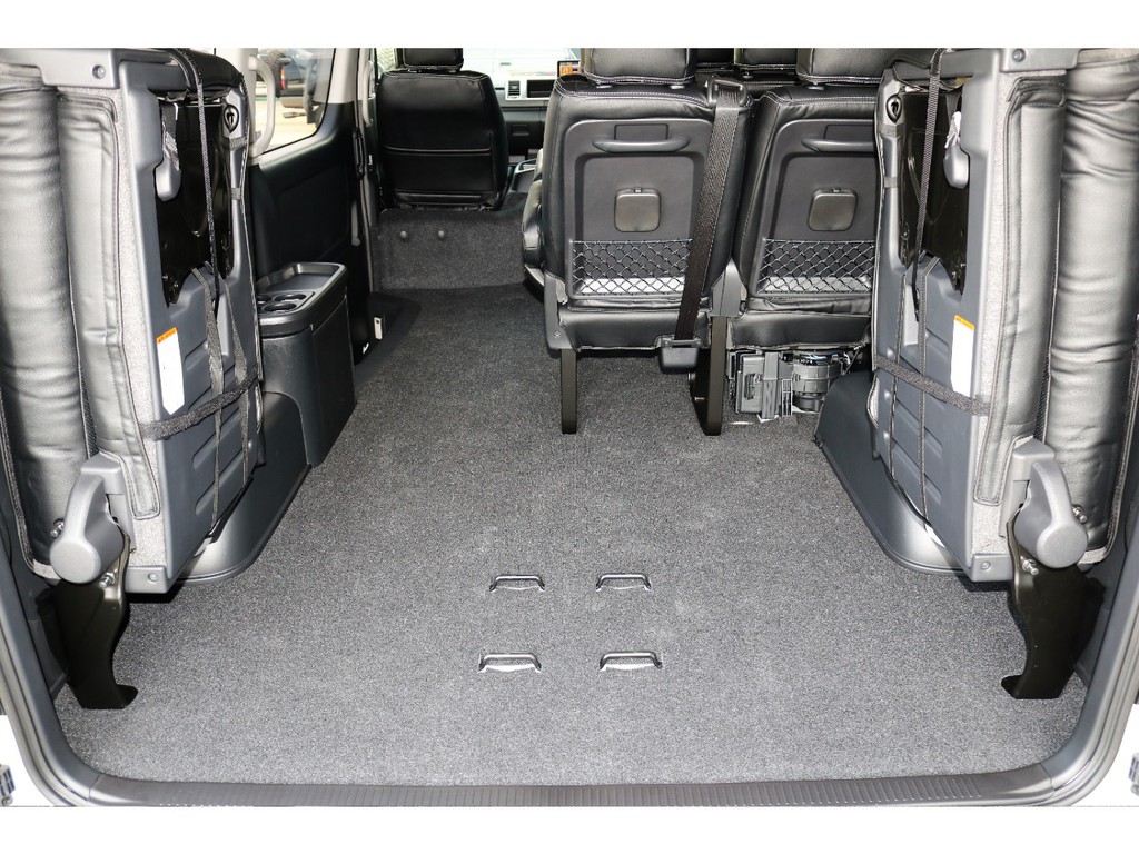 シート跳ね上げにより広い荷室スペースが生まれます！状況に応じて活用可能ですので非常に便利です☆
