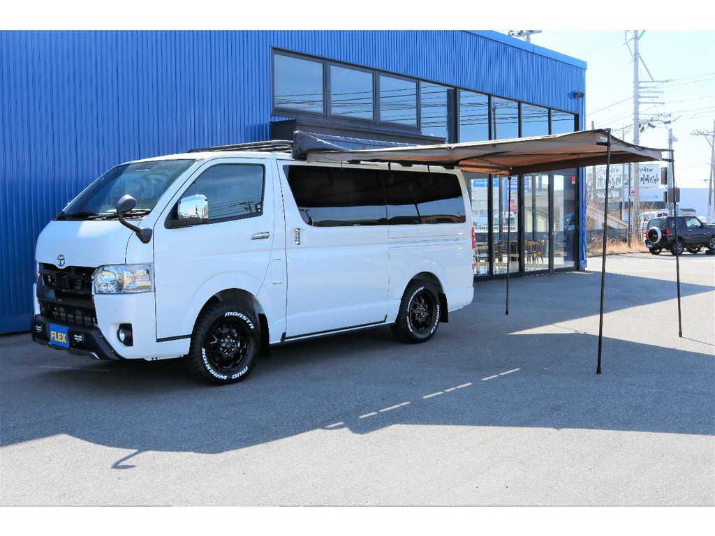天井部のライノラックに備えられたバッドウイングオーニングを広げると、ハイエースの直ぐ横にキャンプやバーベキューが楽しめそうなスペースが出来ちゃいます！