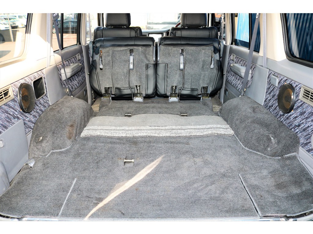 2列目シート跳ね上げにより更に広く荷室活用が可能です！スキー板やスノーボード、その他長物を載せる際にとても便利です！