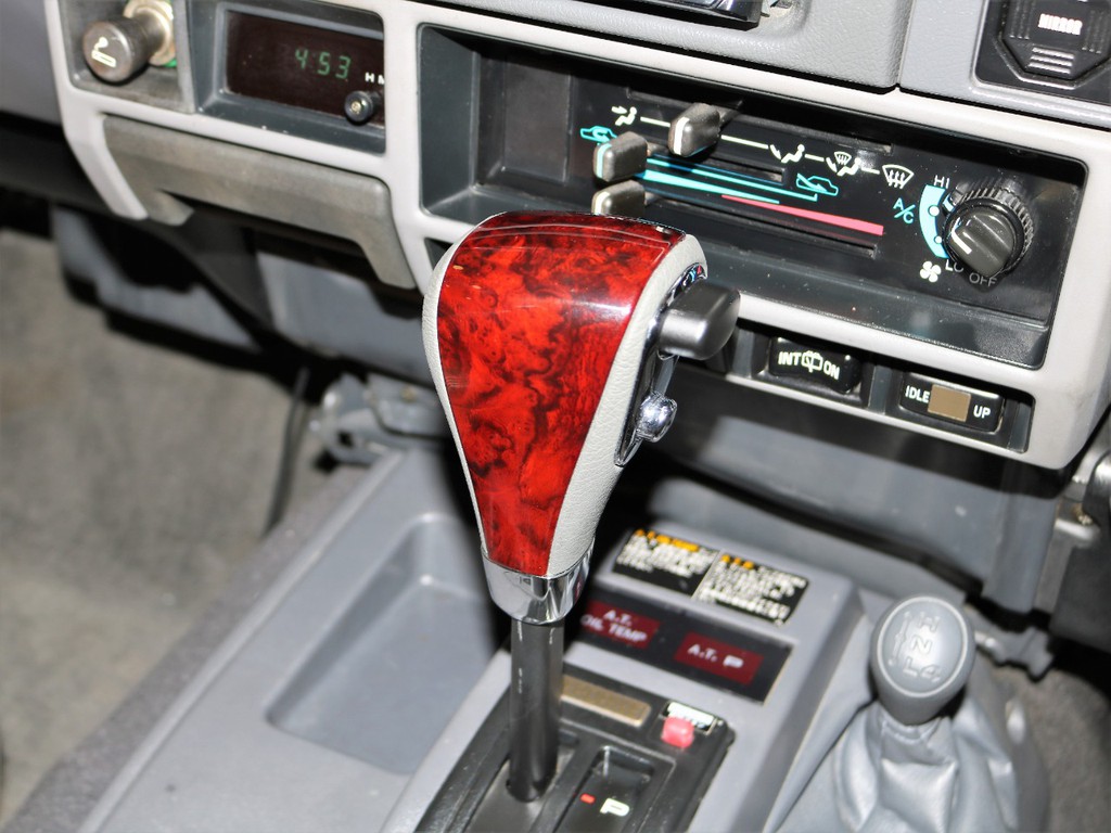 ：シフトノブは、ウッド×ブラック革のタイプが装着済みです！車内の雰囲気が大きく変わる人気アイテムです♪