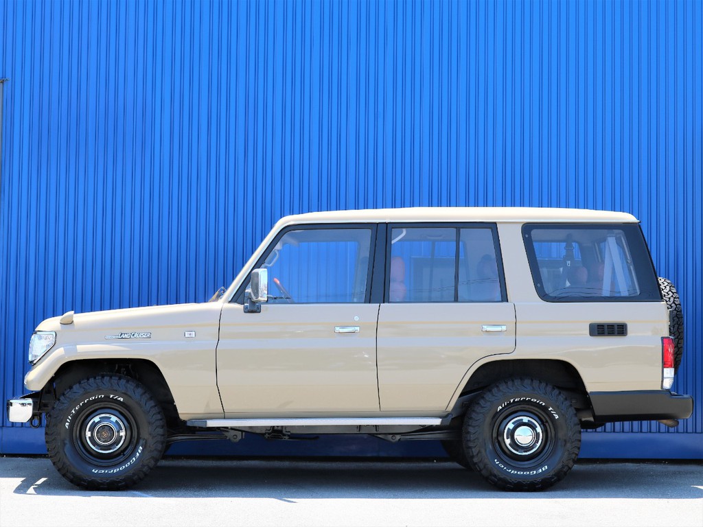 純正車高となっております☆リフトアップ、ルーフラックやラダーなど、ここからのカスタムもお任せください☆