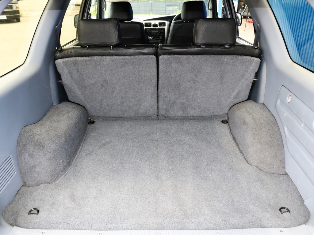 荷室は広々としておりキャンプや釣り、その他荷物も難なく載せられます☆