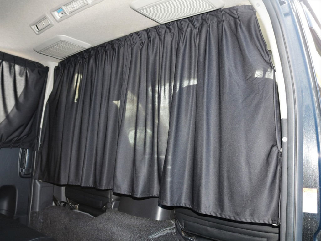 カーテン装着で車中泊の際の覗き防止に役立ちます☆