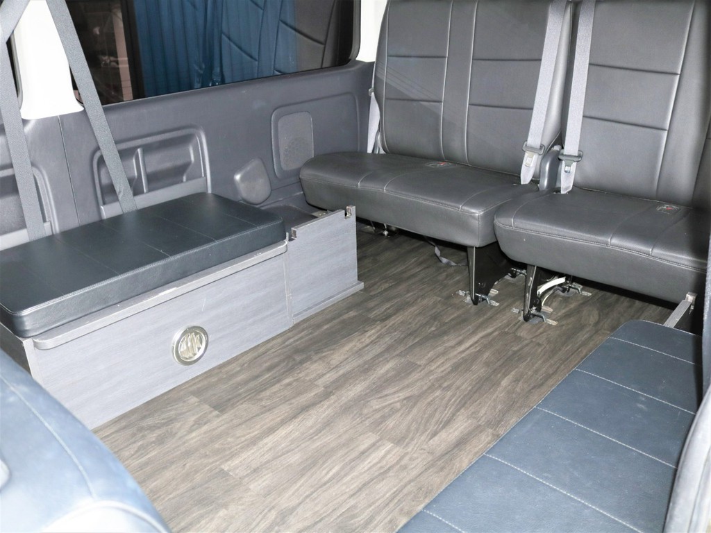 足元は重歩行用床張り施工済みの為車内というより室内に近い感覚です☆