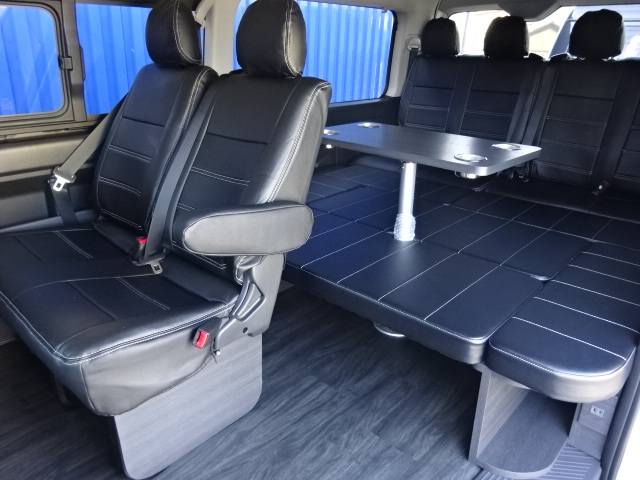 セカンドシート横のスペースに荷物を置いてもいいですね！！