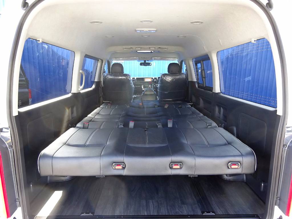 シートを倒せばフルフラットになります！ちょっとした休憩や車中泊などあらゆる場面で活躍します！
