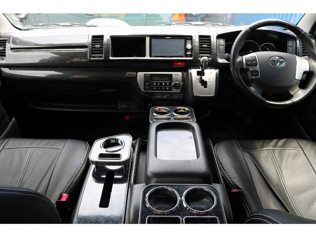 カップホルダー等の小物も充実しております☆