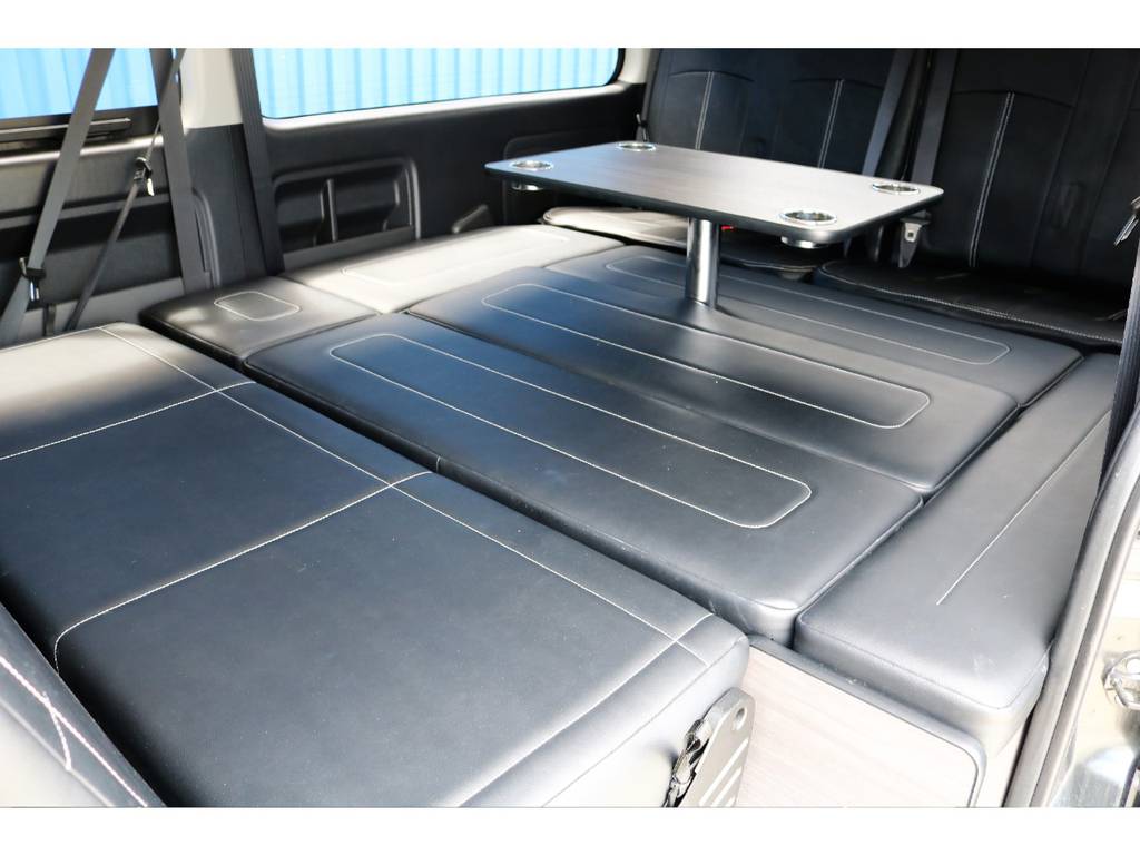 テーブル付きで楽しいカーライフを☆