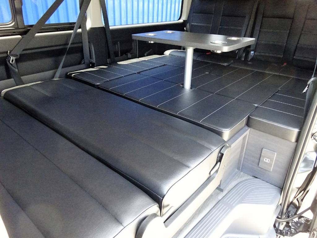 車中泊も可能！テーブルを囲んで団欒も可能☆テーブルは脱着可能となります☆