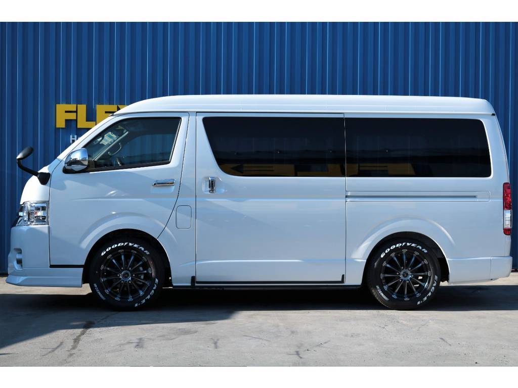 メーカーオプションの自動パワースライド、１．５インチローダウン、フロントスポイラー、１７インチブラックダイアモンドオリジナルカラーホイール、グッドイヤーナスカータイヤ、寒冷地仕様☆