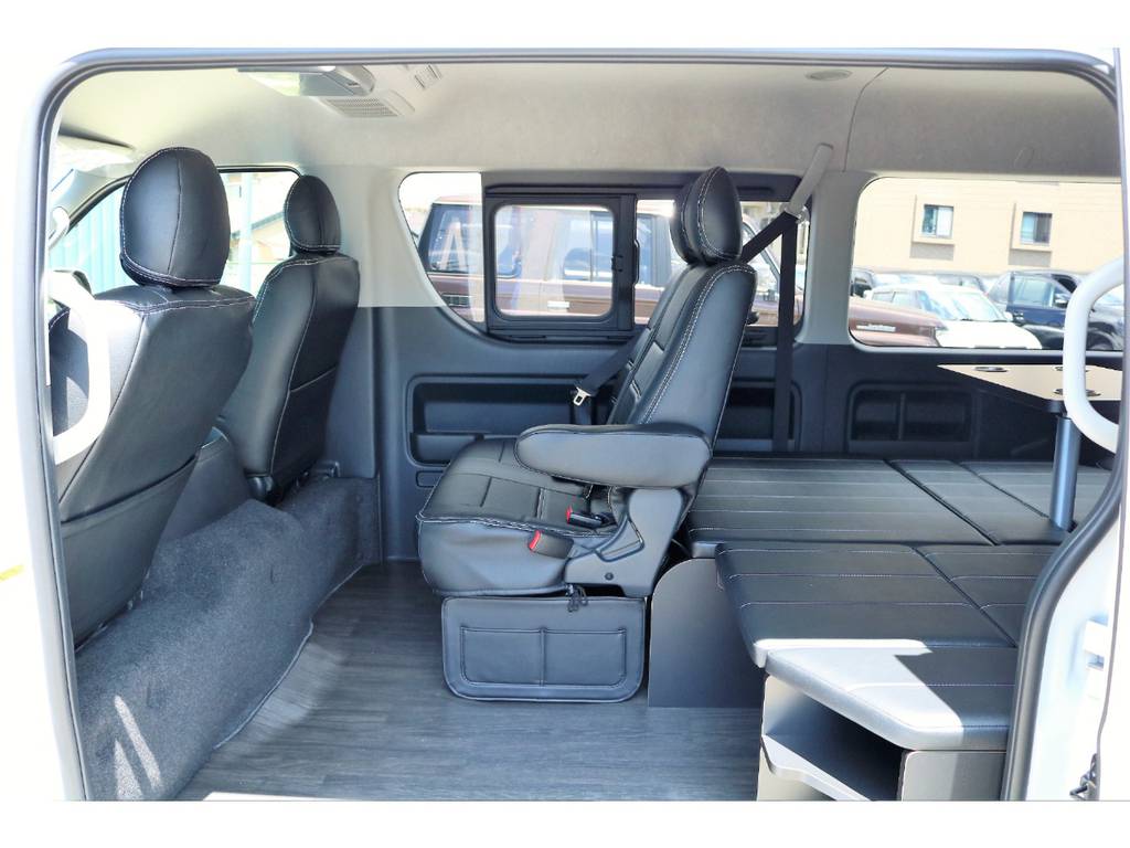フレックスオリジナル内装架装アレンジＲ１☆重歩行用床貼り施工、ベット仕様、テーブル付き☆