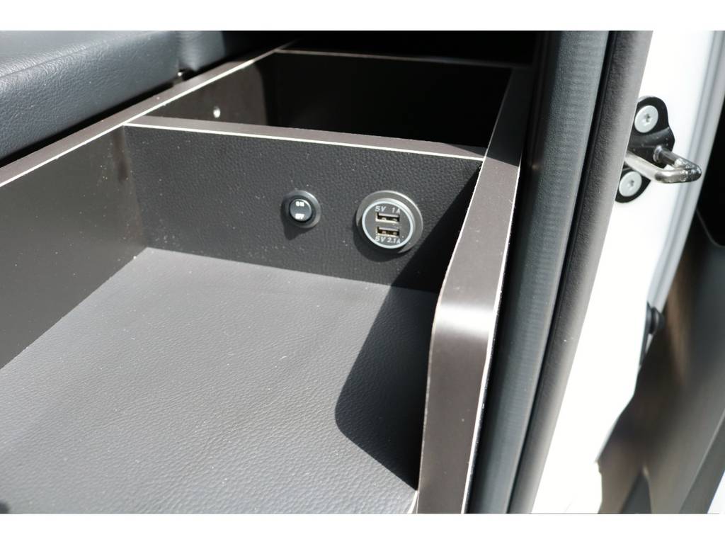 USBポート完備♪　車中泊中に運転席まで戻る必要無し！　あると便利ですよ♪