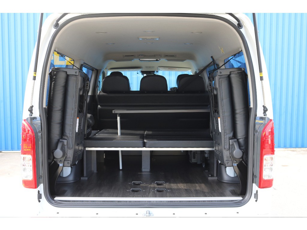 最後列のシートを跳ね上げると荷物もたくさん積めます！