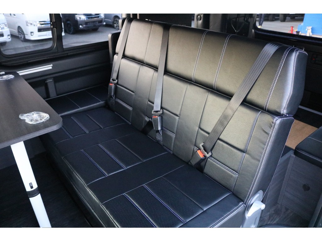 人気内装アレンジver2　セカンドシートが3人掛けに交換されてます！