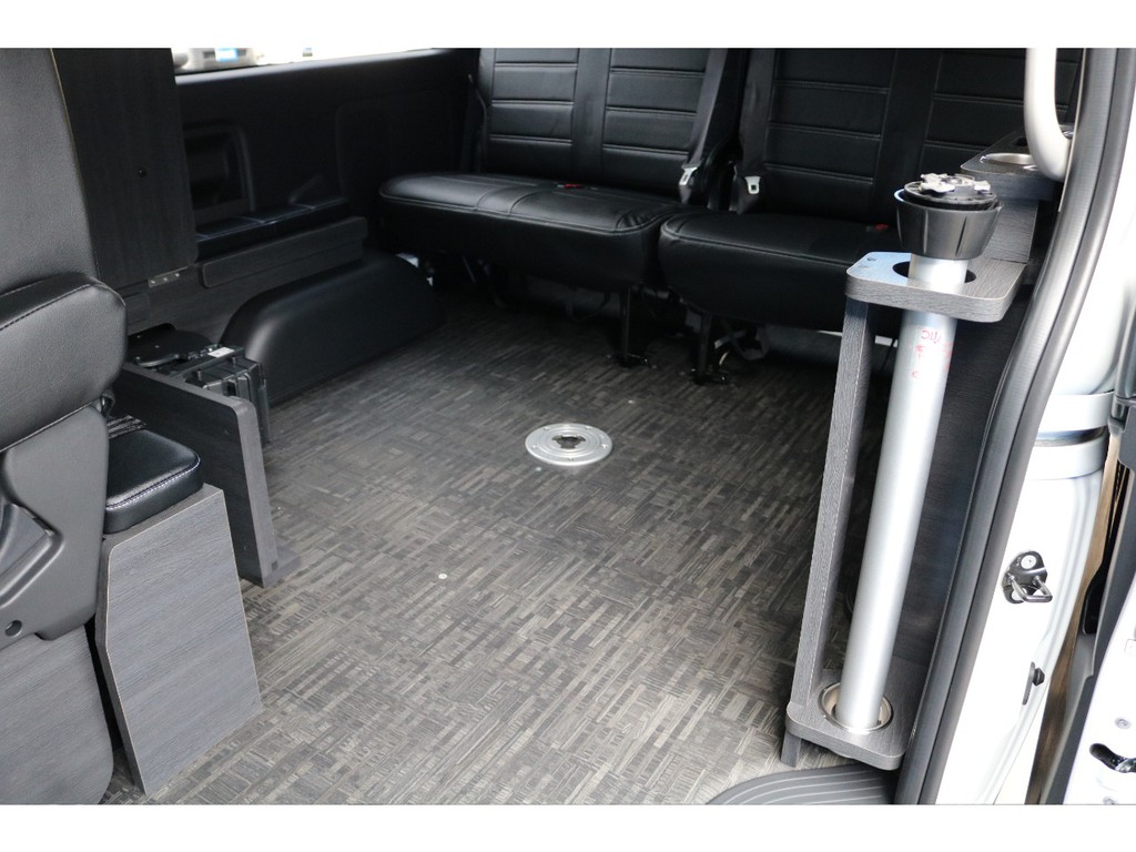 ベッドは収納可能です！　人数も乗れて、荷物も積める！！