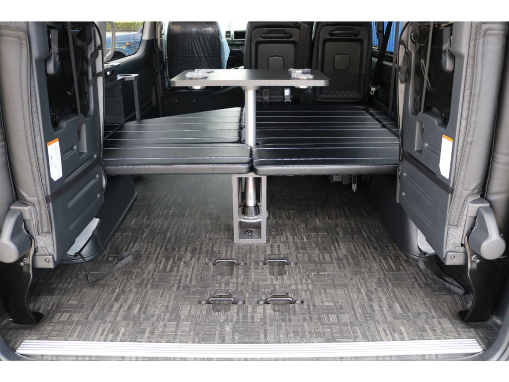 ベッドは収納可能です！　人数も乗れて、荷物も積める！！