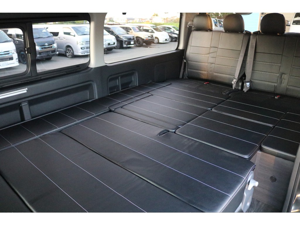 シートを展開することでこのようなフルフラットベッドに変身します！！