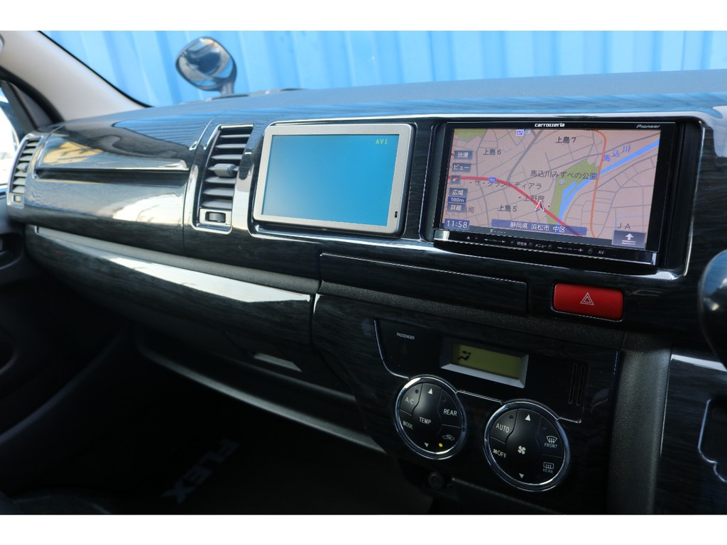 ナビ・サブモニター・黒木目インテリアパネル装着済み♪
