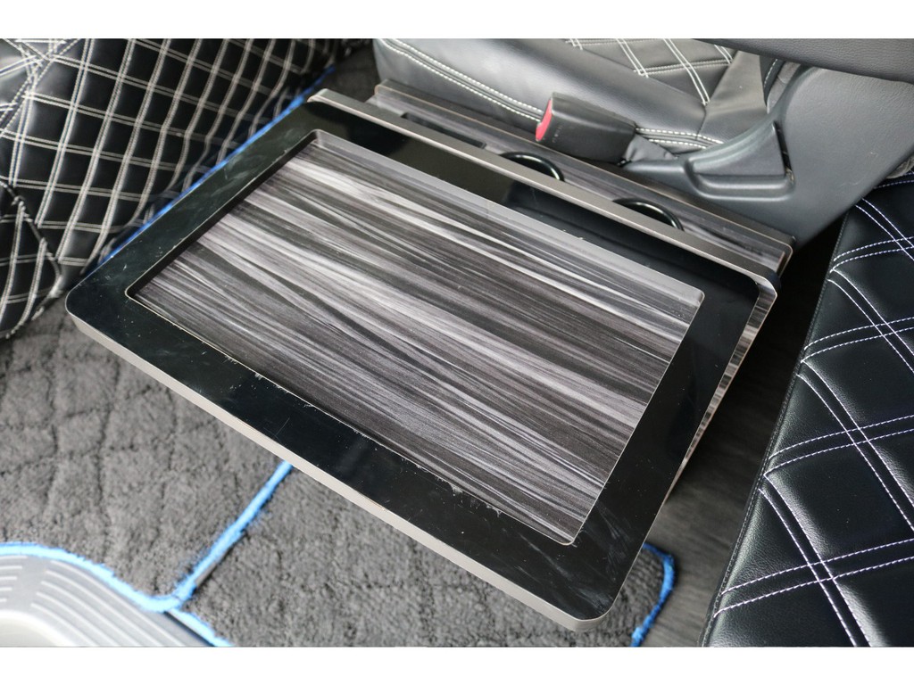 折りたたみ式テーブル完備♪