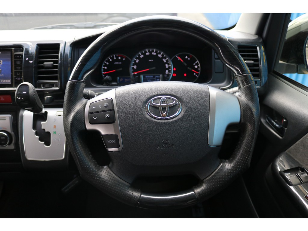 ナビ、ＥＴＣ、バックカメラナビ連動、インテリアパネル、シフトノブ、ガングリップハンドル装備☆