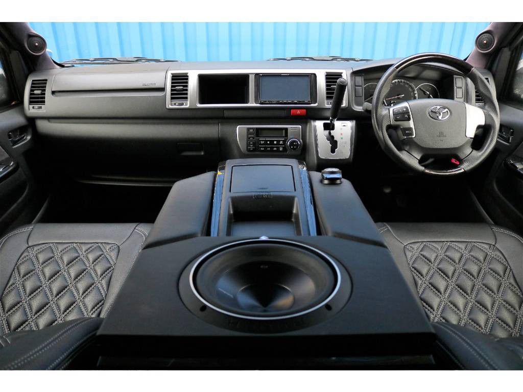 大きなセンターコンソールにウーハーまで搭載♪