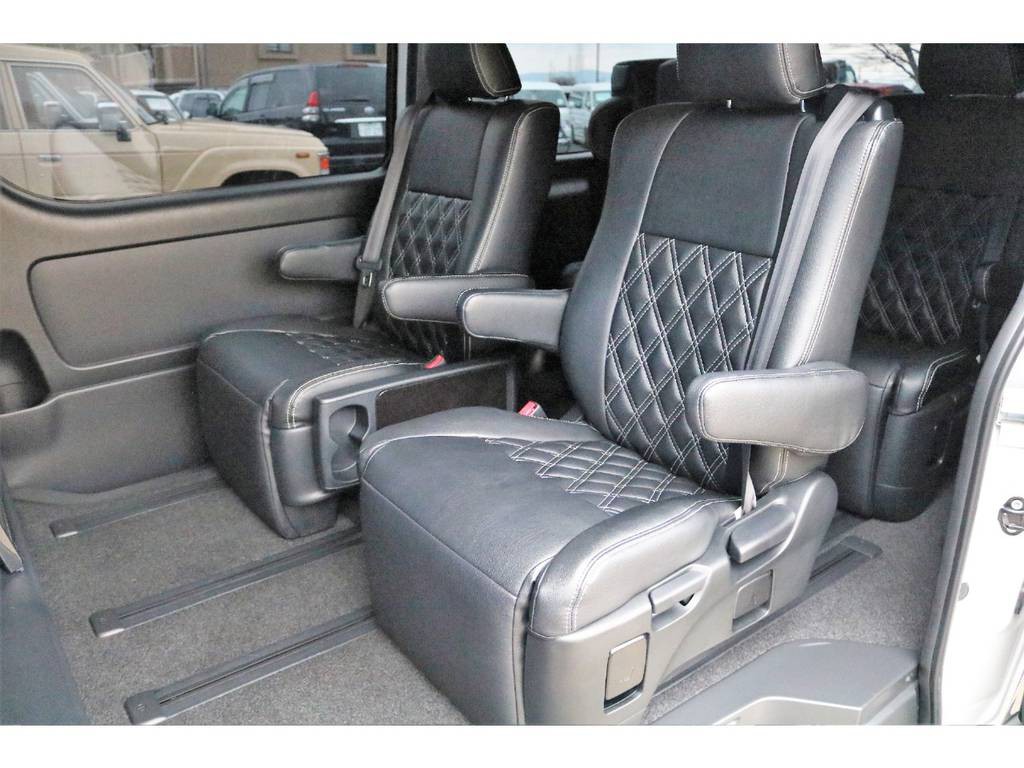 キャプテンシートにシートカバー♪オットマン付きシートは高級感あり！！