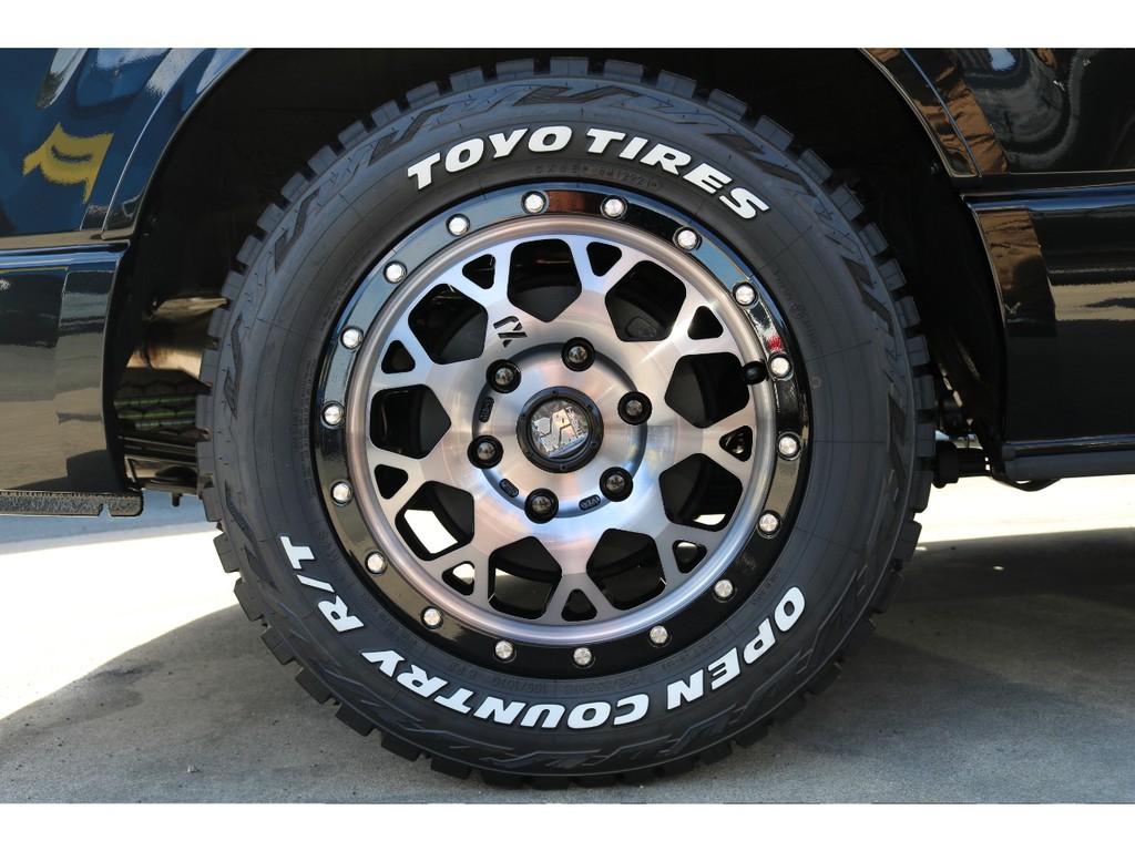 ＴＯＹＯ・オープンカントリータイヤ、Ｘ－ＴＲＥＡＭ－Ｊホイールでワイルドに仕上がってます♪