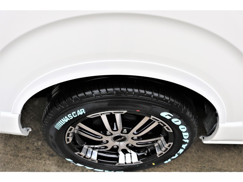 ＦＬＥＸオリジナルＤＥＬＦ０２、１７インチホイールにグッドイヤーナスカータイヤの組み合わせ♪ＦＬＥＸオーバーフェンダー装備☆