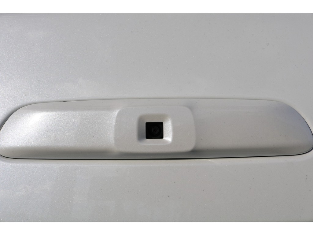 後方確認にはデジタルインナーミラー♪