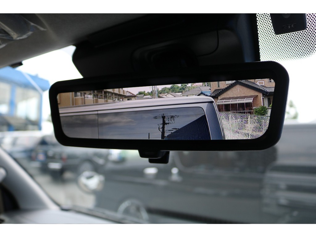 後方確認にはデジタルインナーミラー♪