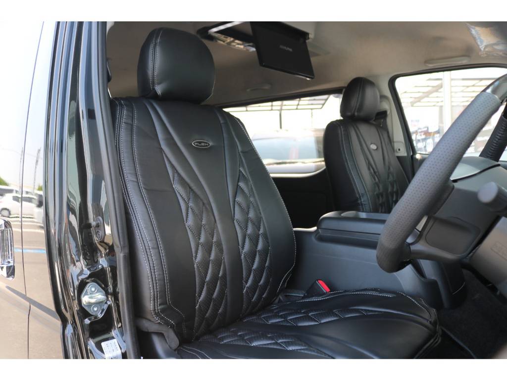 【運転席】広いシートはゆったりとお座り頂けます♪当社オリジナルのプレミアムシートカバーも全席に取付しております☆