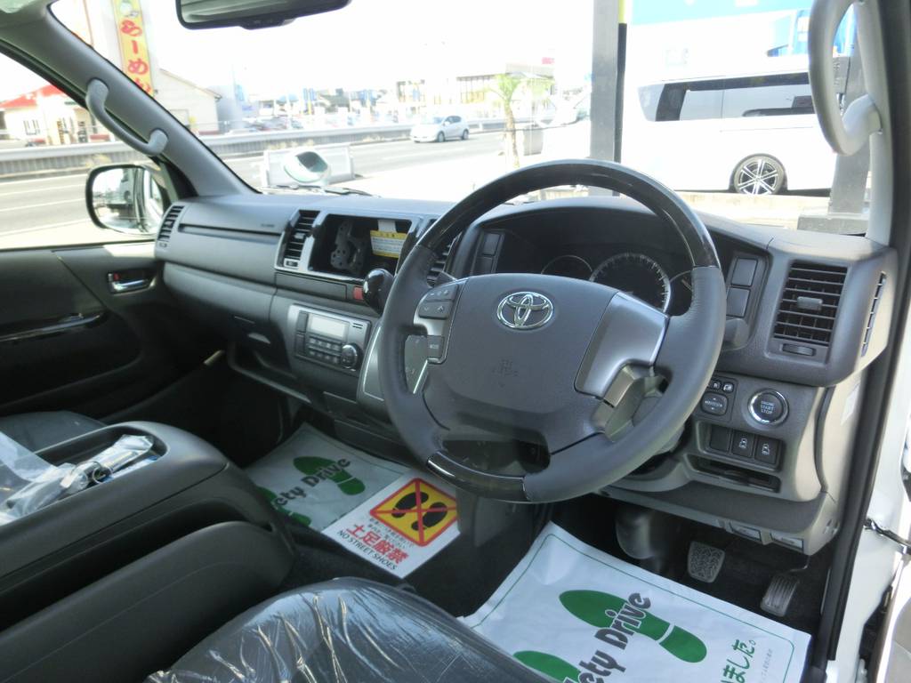 マホガニー調コンビハンドルなど、専用装備盛りだくさんです！