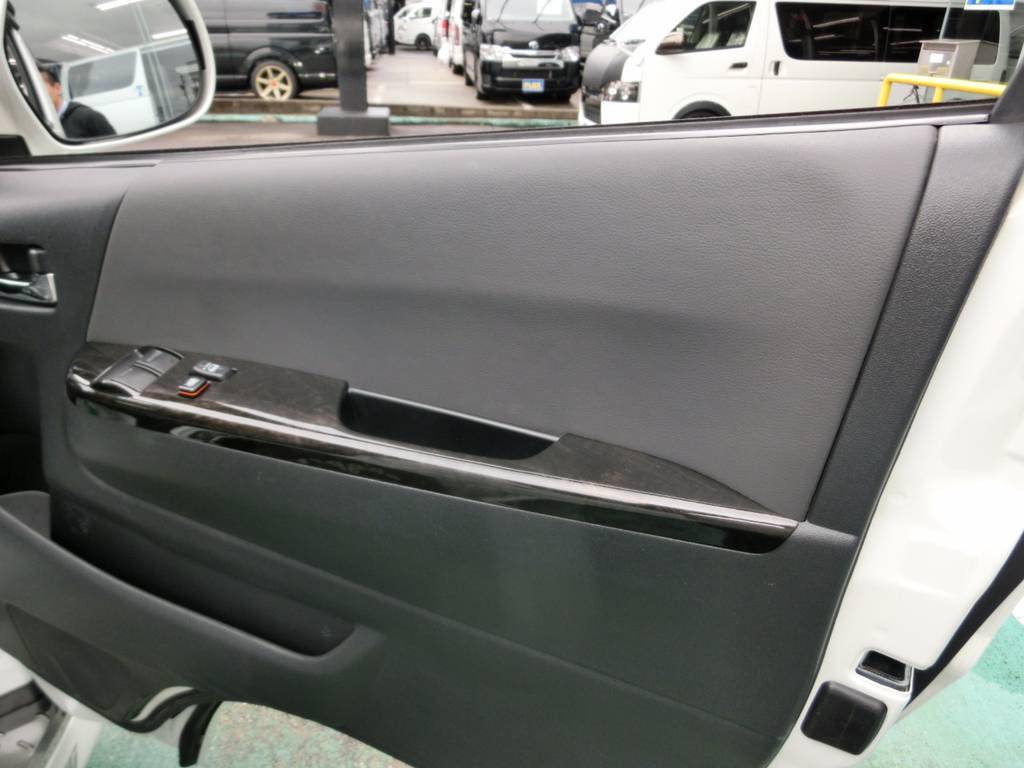 専用ドアスイッチパネルにレザートリム！