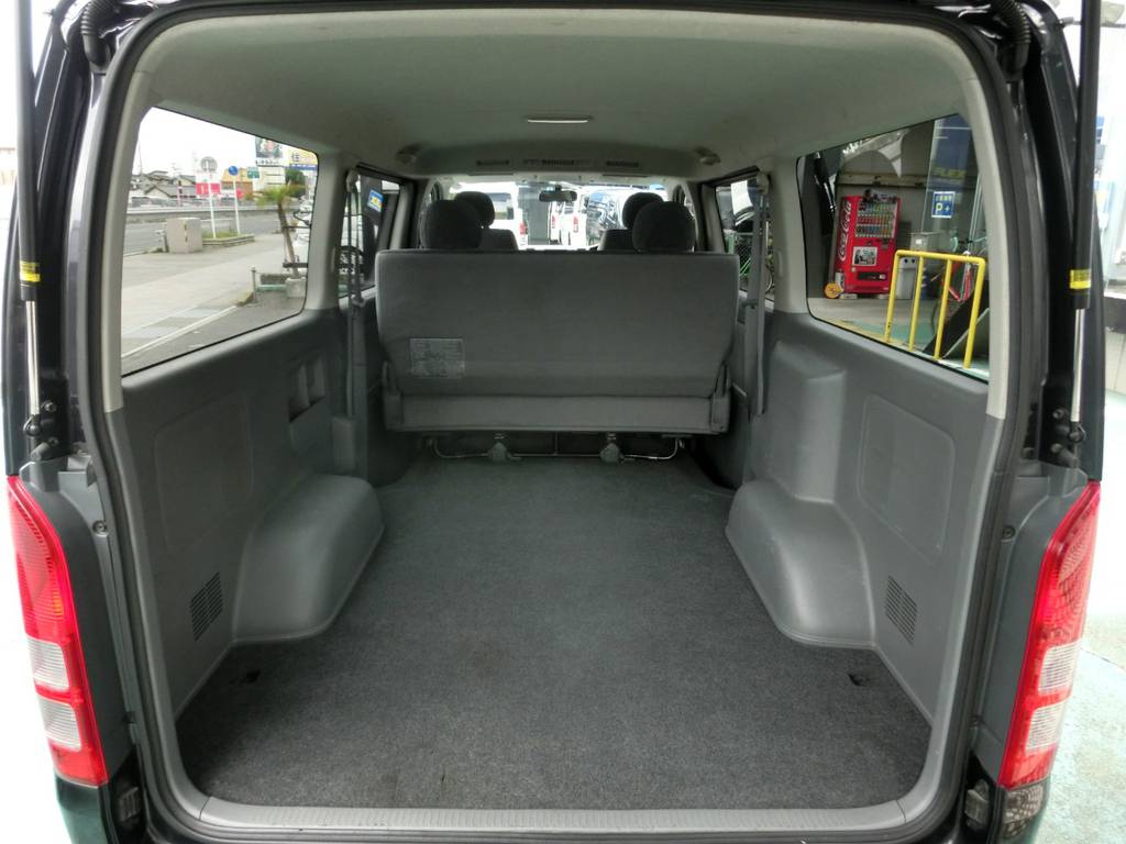 プライベート使用だったようで、年式や距離の割には荷室もきれいです！