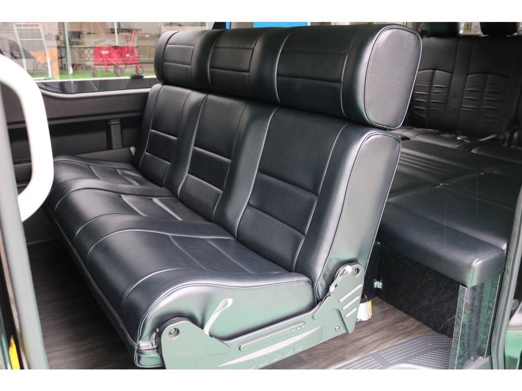 ２列目には対面対座＆ベッドにもアレンジ可能なＲＥＶＯシート装備♪