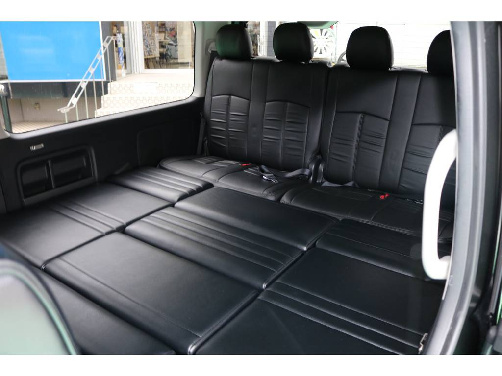 ２列目以降にはベッドキット装備♪