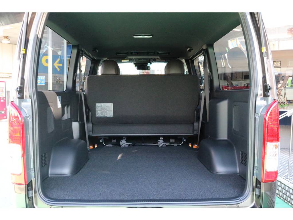 ハイエースならではの広々とした荷室!!