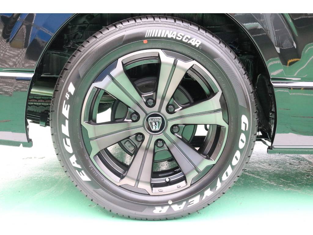 ＦＬＥＸカラーのバルベロ１７インチＡＷ・ナスカータイヤ♪