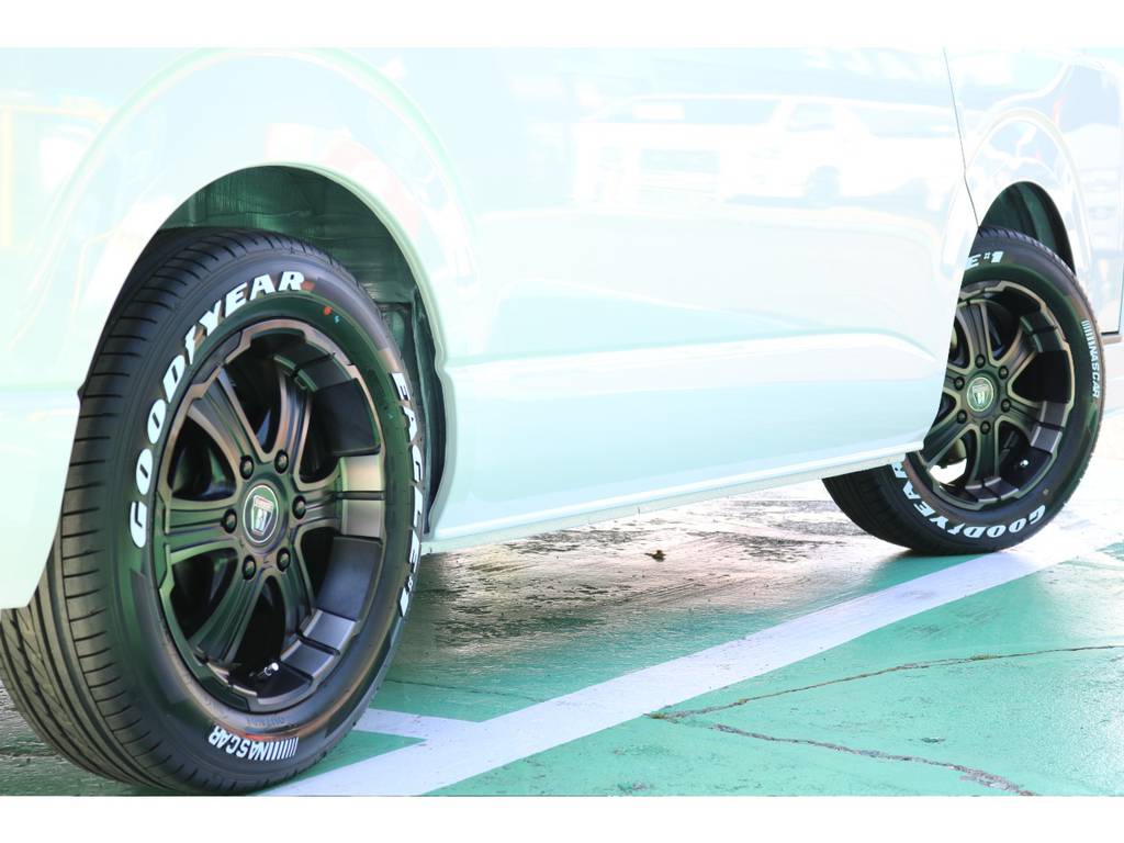 オリジナルカラーのホイールでタイヤはグットイヤー・ナスカーです♪