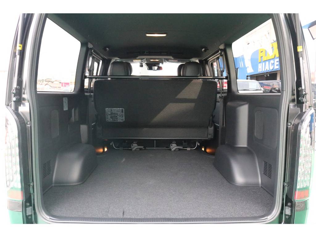 ハイエースならではの広々とした荷室！ベットキットの追加も承ります♪