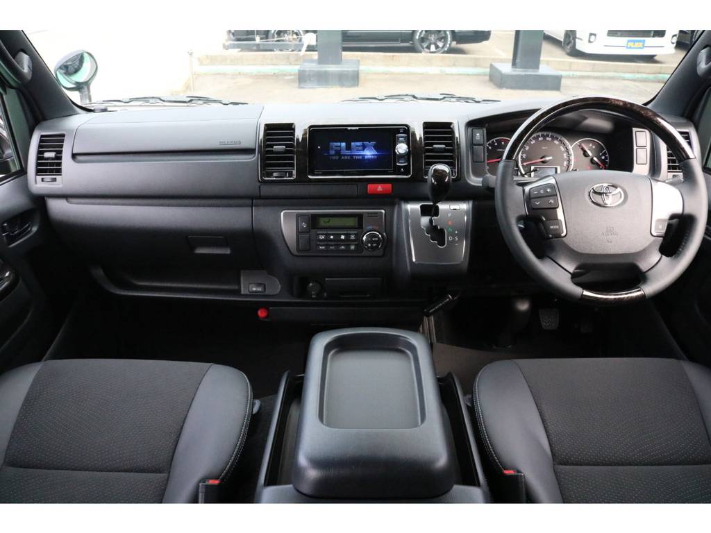 黒木目が上品な運転席まわり♪
