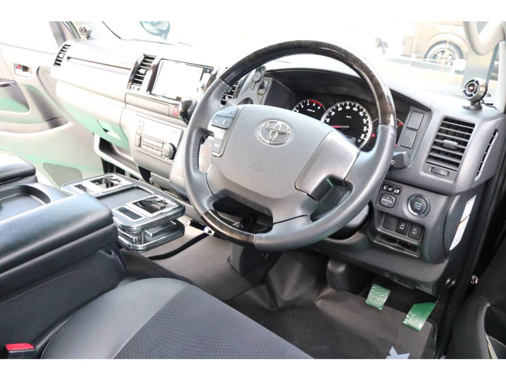 運転席周りも充実した装備！