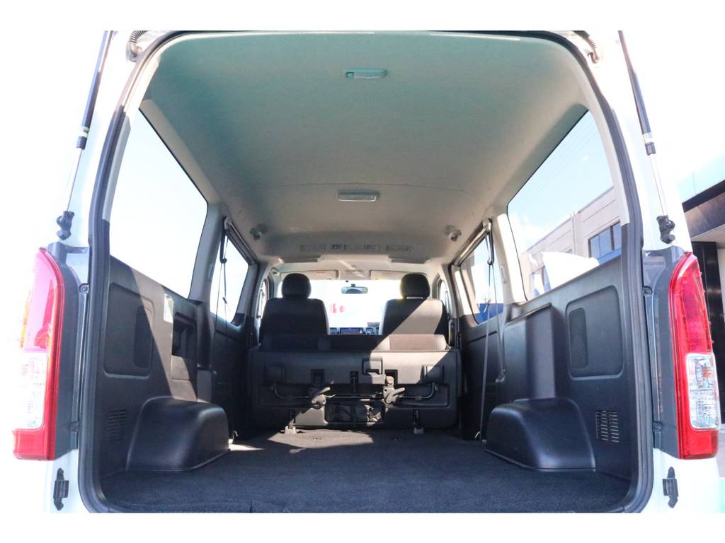 ハイエースならではの広々とした荷室です！