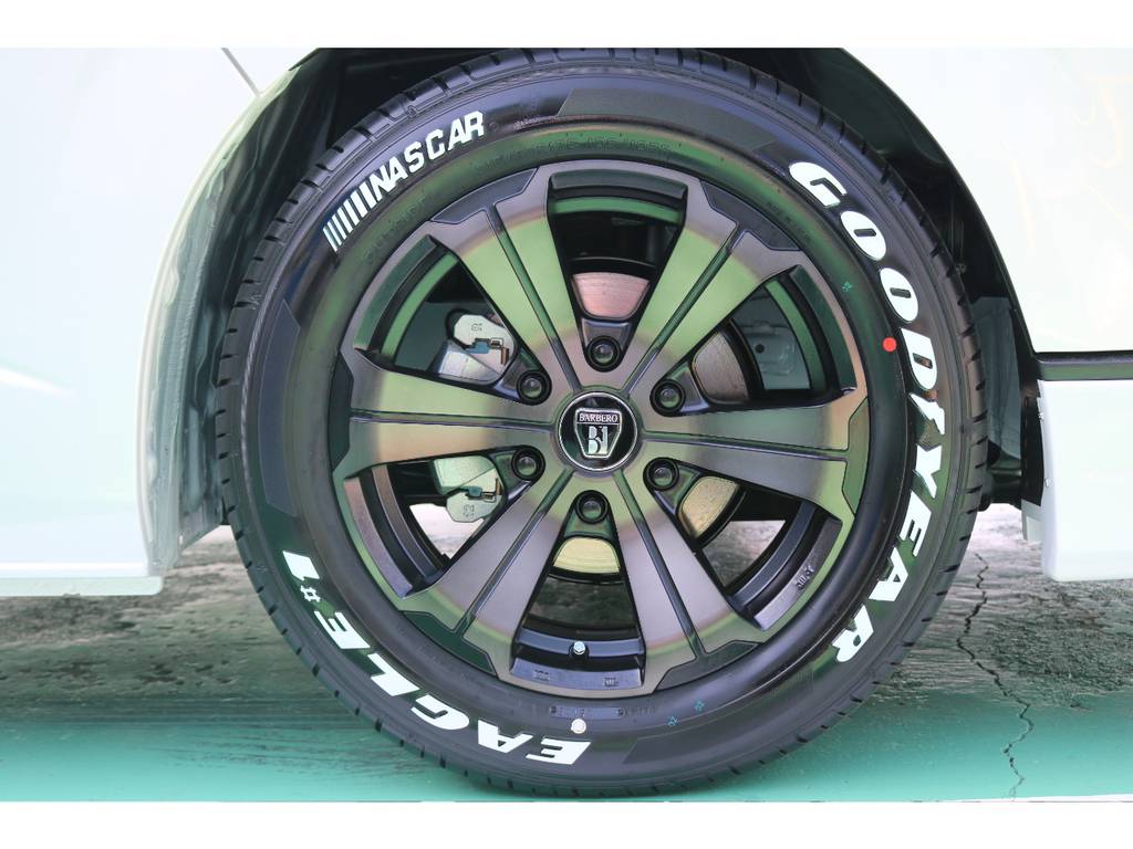ホイールはオリジナルカラーのバルベログランデ17インチ！