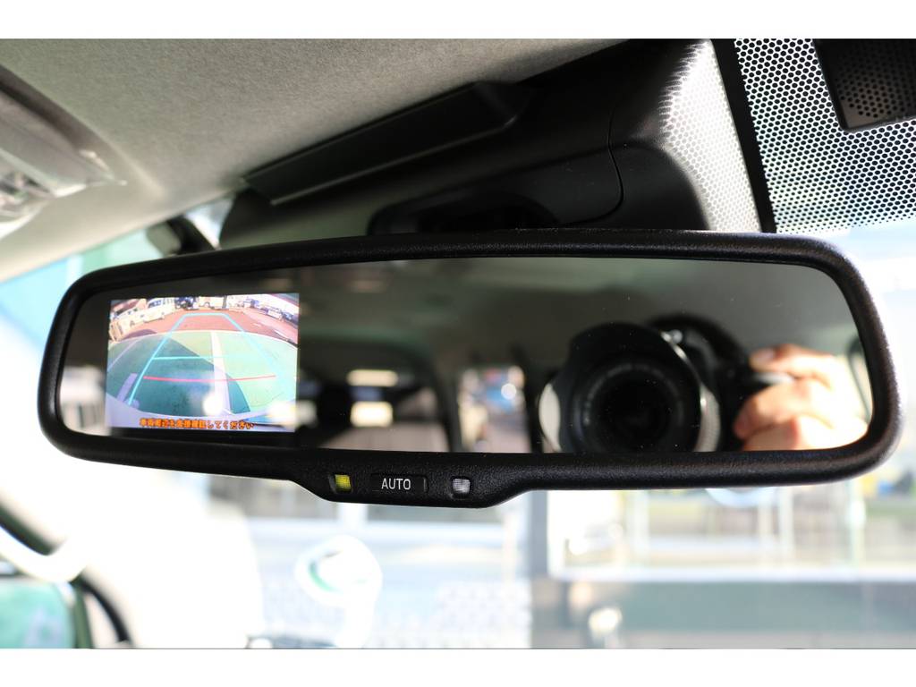 メーカーオプションのバックカメラ付き自動防眩ミラーを装備！