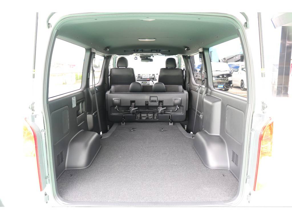 セカンドシートを折りたたむと更に荷室が広がります！！