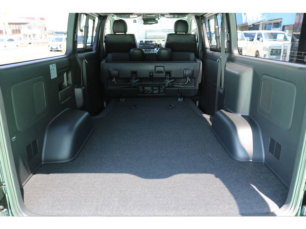 セカンドシートを跳ね上げるとさらにスペースが広がります！！