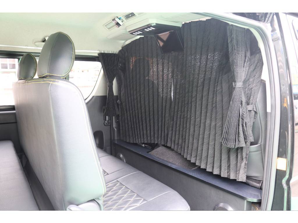 ２列目を仕切るカーテンが付いており車中泊など幅広くの使い方を提案させて頂けます♪